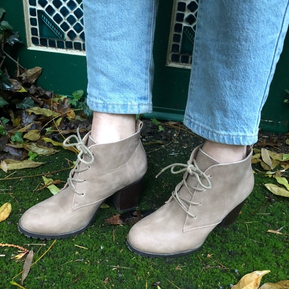 Women’s Tan Lace Up Ankle Boots Size 6US! ✨ - Picture 2 of 9
